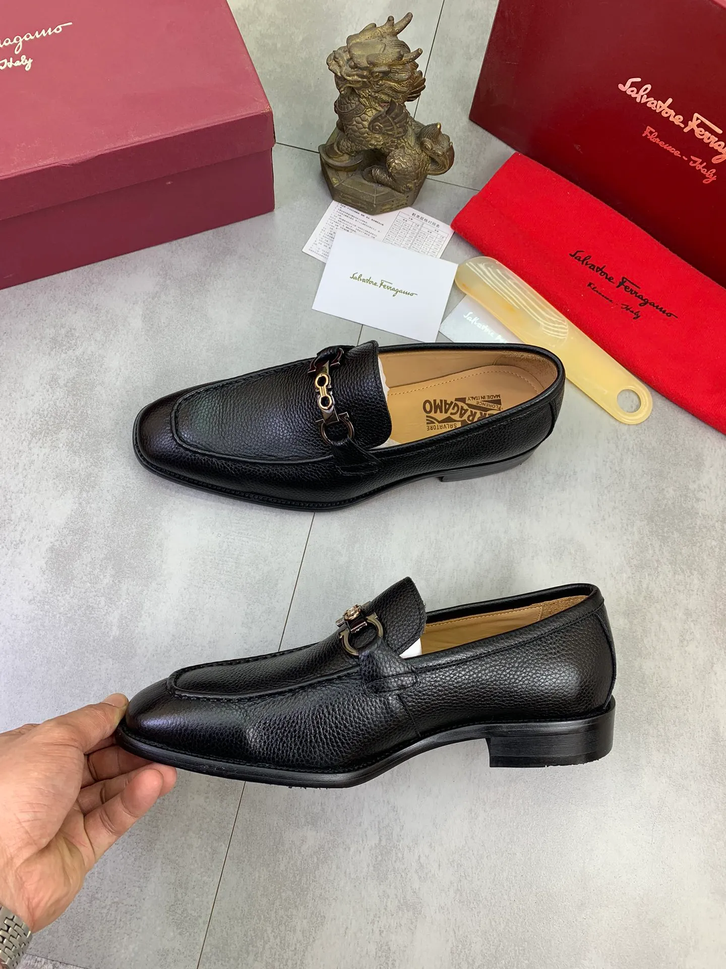 Men's Men's Shoes 💰P460💰[New Style] Water-dyed Niuli 🆘[Salvatore Ferragamo] Ferragamo's latest casual business leather shoes for men! Available at counters simultaneously! The fabric is made of specially imported original pebbled calfskin, and the lining is made of imported water-dyed cowhide. It is absolutely luxurious and leads the fashion trend. Matching code: 38-47 black and brown optional